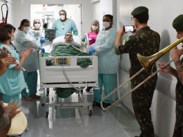 VÍDEO - Vítima de acidente com caminhão do Exército de Blumenau recebe alta da UTI após 42 dias