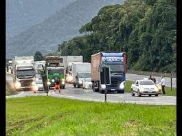 Mulher é atropelada na BR-101 e fica gravemente ferida em Garuva mulher é atropelada rodovia