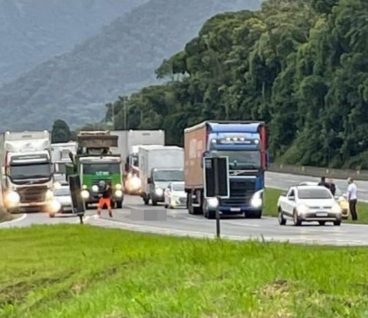 Mulher é atropelada na BR-101 e fica gravemente ferida em Garuva mulher é atropelada rodovia