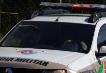 Mulher é presa após perturbar vizinhos, agredir e ameaçar policiais de morte em Jaraguá do Sul