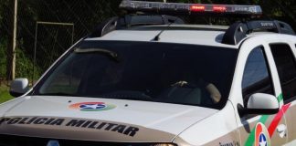 Mulher é presa após perturbar vizinhos, agredir e ameaçar policiais de morte em Jaraguá do Sul