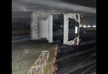 VÍDEO - Após fortes ventos, caminhão tomba e Serra do Rio do Rastro é interditada