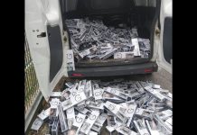 Carro com 21 mil maços de cigarros contrabandeados capota na BR-101, em Santa Catarina