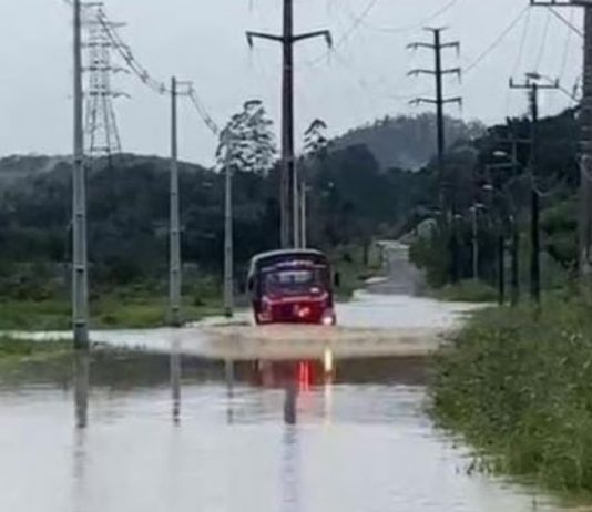 Crianças ficam ilhadas em escola de Joinville e são resgatadas por bombeiros Crianças ficam ilhadas em escola de Joinville e são resgatadas por bombeiros