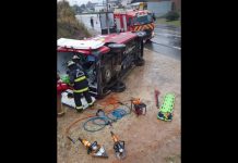 Dois bombeiros ficam feridos após ambulância tombar a caminho de acidente em Santa Catarina