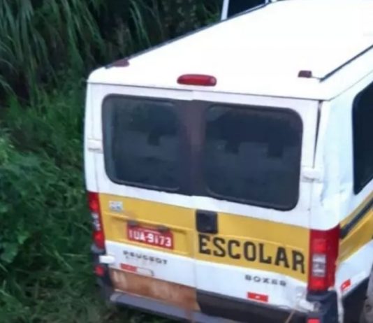 Homem morre após colisão entre van escolar e carreta em Santa Catarina