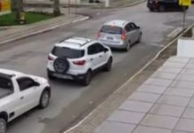 VÍDEO – Carreata pede prisão de motorista de van escolar suspeito de estuprar menina em SC