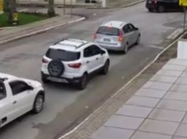 VÍDEO – Carreata pede prisão de motorista de van escolar suspeito de estuprar menina em SC