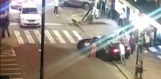 VÍDEO - Após colidir em carro, veículo roda na pista e atinge poste em Blumenau