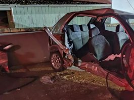 Mulher fica encarcerada após colisão entre carros em Santa Catarina