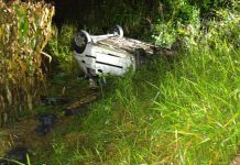 Carro com grávida, bebê e outras cinco pessoas capota em Santa Catarina