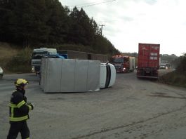 Dois caminhões colidem e um tomba na SC-418, em São Bento do Sul Dois caminhões colidem e um tomba na SC-418, em São Bento do Sul