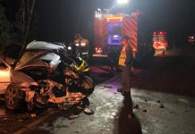 Mulher e criança morrem após colisão entre carro e dois caminhões na Serra de Santa Catarina