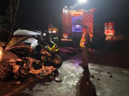 Mulher e criança morrem após colisão entre carro e dois caminhões na Serra de Santa Catarina Mulher e criança morrem após colisão entre carro e dois caminhões na Serra de Santa Catarina