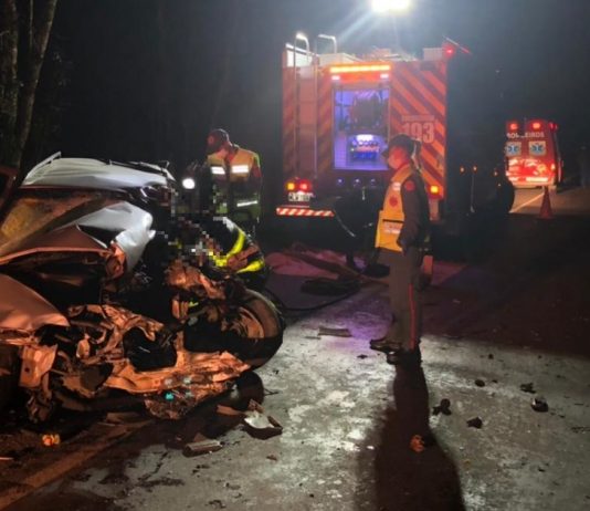 Mulher e criança morrem após colisão entre carro e dois caminhões na Serra de Santa Catarina