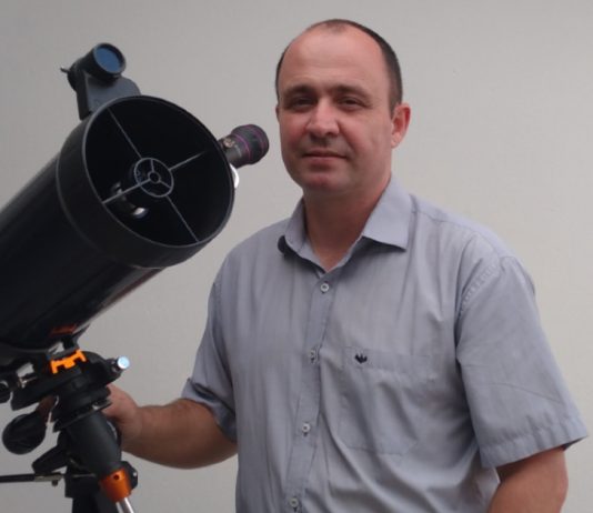 Professor de Joinville ensina astrofísica para iniciantes em curso gratuito; conheça projeto