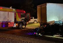 Motorista sofre traumatismo craniano e suspeita de fraturas após colisão entre carro e caminhão em Mafra