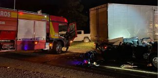 Motorista sofre traumatismo craniano e suspeita de fraturas após colisão entre carro e caminhão em Mafra