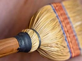 homem agride mulher com vassoura