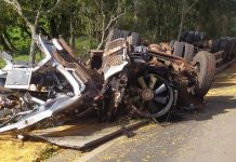 jovem morre após carreta carregada com milho capotar em rodovia de sc