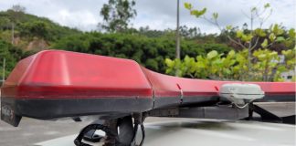 Motorista embriagado colide em canteiro e carro capota em Jaraguá do Sul