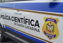 Enrolado em cobertor, corpo é encontrado dentro de caminhão de lixo em SC