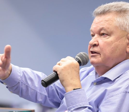 Udo Doehler falando no microfone no Plenário da Camara de vereadores de joinville