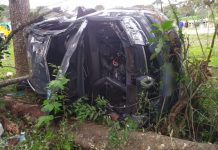 Carro capota após acidente de trânsito na BR-116, em Mafra