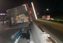 VÍDEO - Caminhão tomba na BR-101 e PM precisa proteger a carga em Joinville