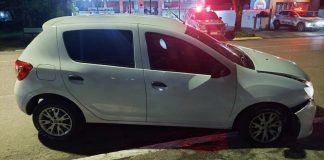 Homem assalta motorista de aplicativo, foge e bate carro roubado em Joinville carro roubado