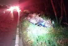 carro capota e criança morre