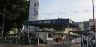 Homem baleado em bar morre no hospital em Joinville baleado