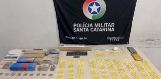 Motociclista abordada por excesso de velocidade acaba presa por tráfico de drogas em Joinville