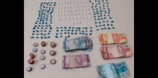 pedras de crack, dinheiro e cocaína