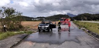 Caminhonete pega fogo na SC-108 e cinco suspeitos são detidos em Joinville caminhonete em chamas