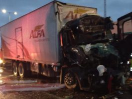 Colisão entre caminhões deixa motorista preso às ferragens na BR-101, em Balneário Piçarras caminhões