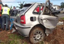 Motorista sai ileso de acidente que partiu carro ao meio em SC