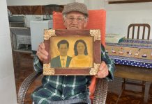 Martiniano mostrando o quadro de casamento com Manuelina