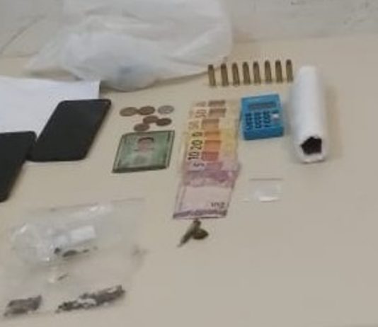 PM apreende drogas e munições em casa conhecida por tráfico em Joinville