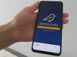 Mão segurando celular com o aplicativo Pardal utilizado para denúncias em Joinville