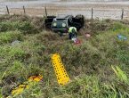 Carro com placas de Joinville cai em ribanceira e vítimas ficam presas às ferragens na SC-416