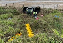 Carro com placas de Joinville cai em ribanceira e vítimas ficam presas às ferragens na SC-416