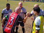 Capitães cumprimentam arbitragem antes da final do campeonato