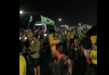 manifestantes na estrada com bandeira do Brasil ilustrando o bloqueio da BR-101