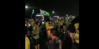 manifestantes na estrada com bandeira do Brasil ilustrando o bloqueio da BR-101