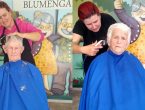 Cabeleireira Bibiana corta o cabelo de idosos