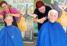 Cabeleireira Bibiana corta o cabelo de idosos
