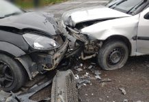 Após colisão frontal entre dois carros, mulher é conduzida ao hospital em São Bento do Sul