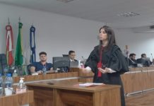 advogada em frente ao pleito da comarca de Joinville
