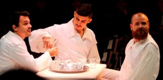 Atores da peça teatral "Um Inimigo do Povo", uma das opções de eventos em Joinville neste fim de semana